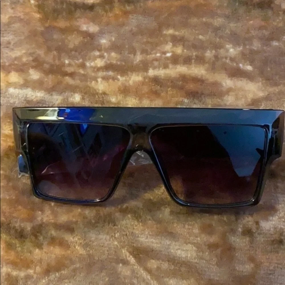 OVERSIZED SUNGLASSES